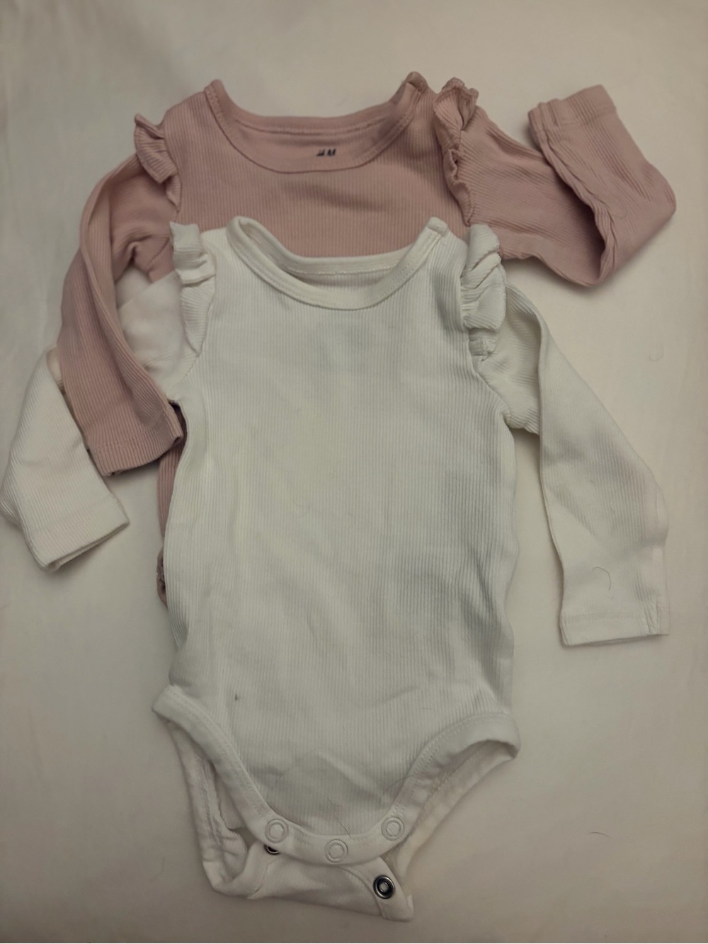 2 H&M NB Long Sleeve Ruffle Shoulder OnePiece Bodysuit White & Dusty Ballet Pink